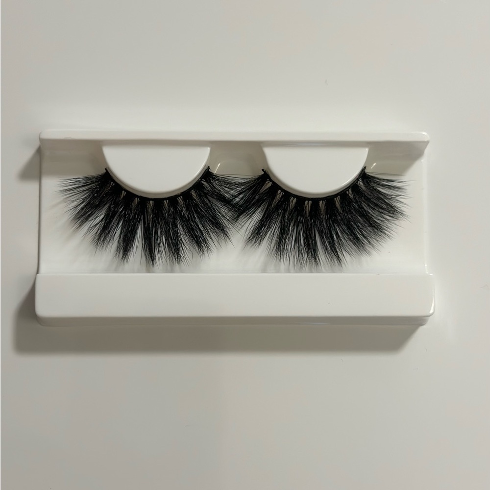 UNICE Long Voluminous Black Lashes - Picture 3 of 3